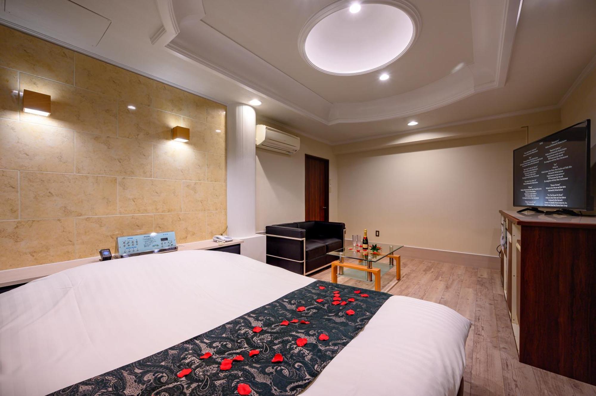 Hotel Mobilia (Adults Only) Tsurugashima Buitenkant foto