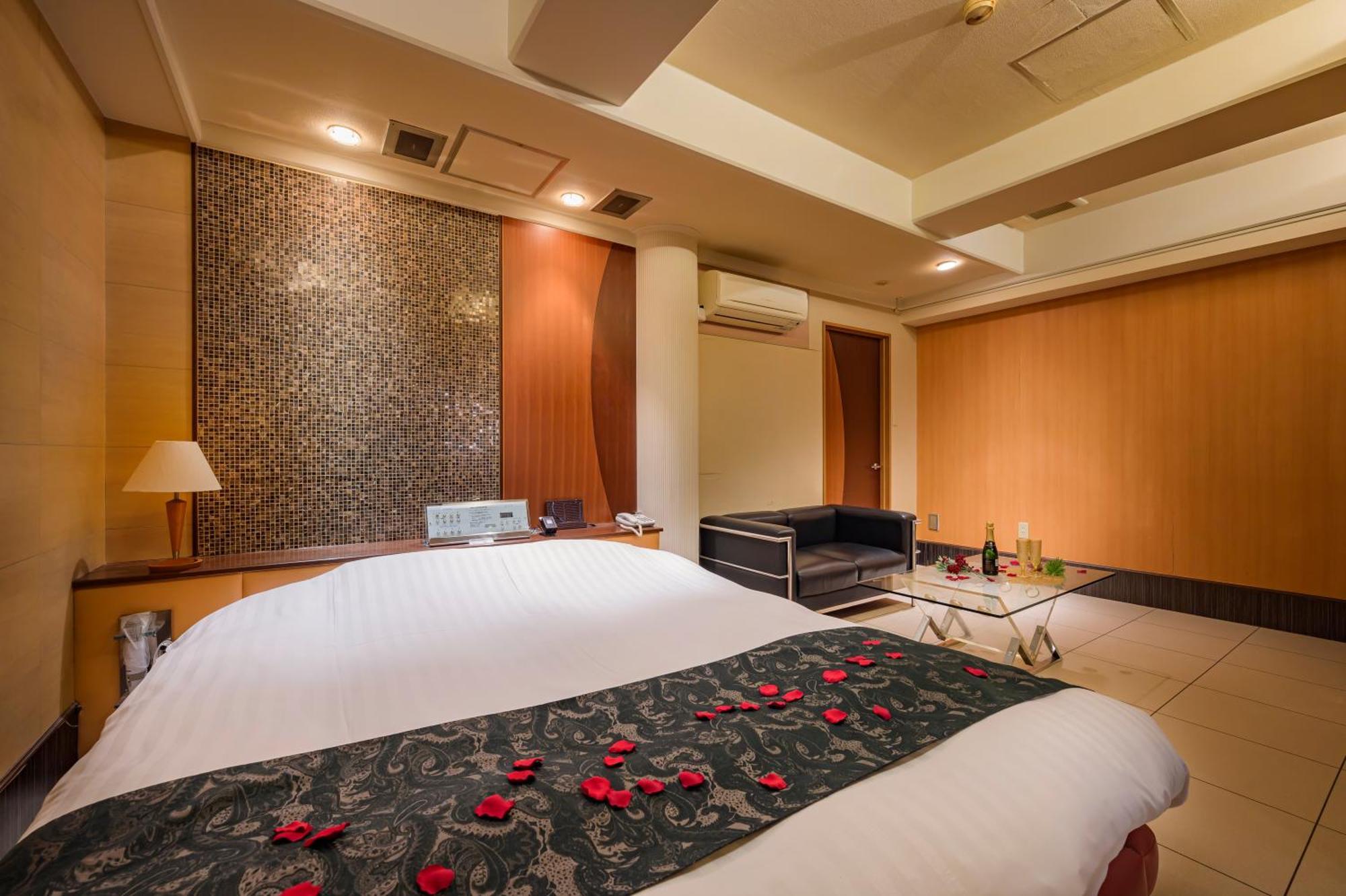 Hotel Mobilia (Adults Only) Tsurugashima Buitenkant foto