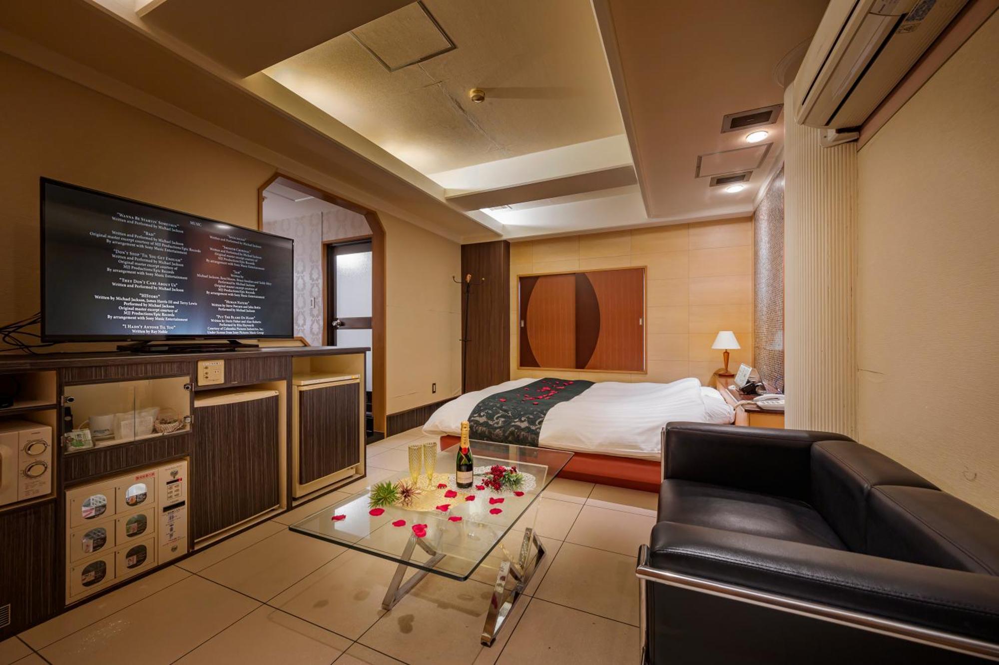 Hotel Mobilia (Adults Only) Tsurugashima Buitenkant foto