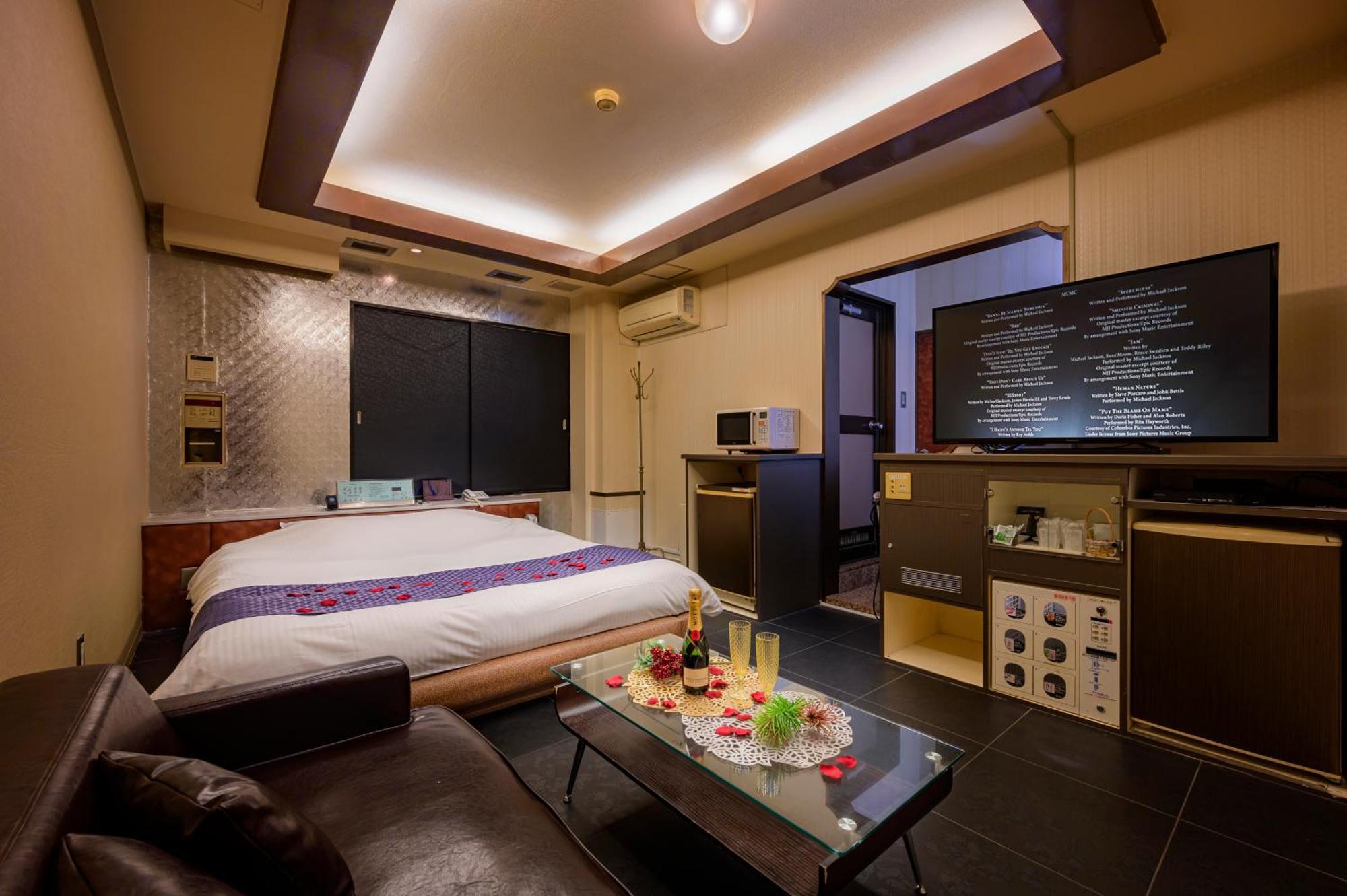 Hotel Mobilia (Adults Only) Tsurugashima Buitenkant foto
